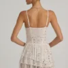 Vestido corto con volantes y adornos Orren en blanco Vestido corto con volantes y adornos Orren en blanco