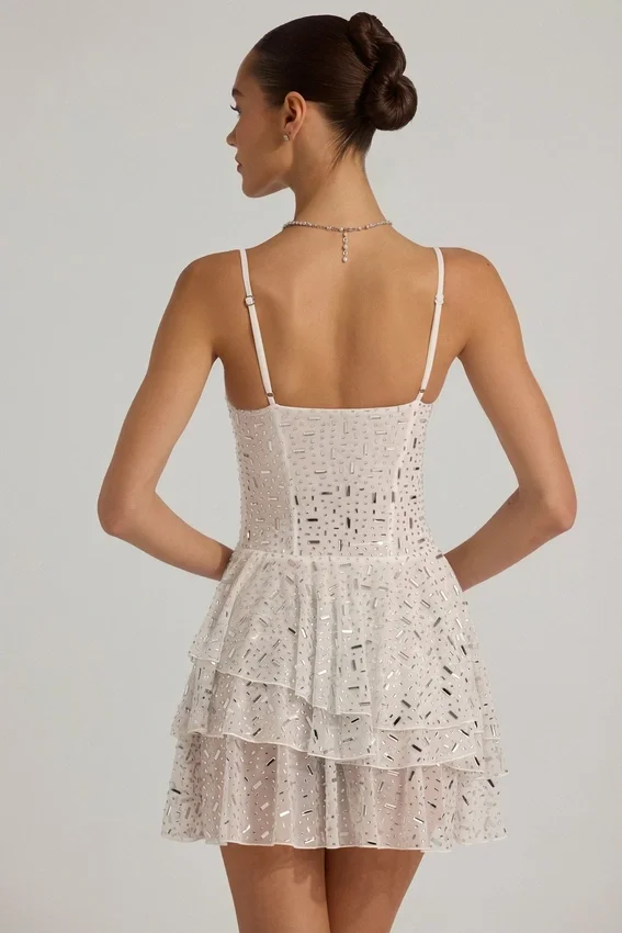 Vestido corto con volantes y adornos Orren en blanco Vestido corto con volantes y adornos Orren en blanco