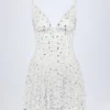 Vestido corto con volantes y adornos Orren en blanco Vestido corto con volantes y adornos Orren en blanco