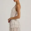 Vestido corto con volantes y adornos Orren en blanco Vestido corto con volantes y adornos Orren en blanco