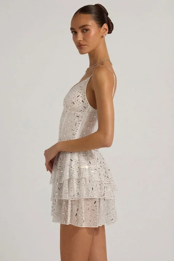 Vestido corto con volantes y adornos Orren en blanco Vestido corto con volantes y adornos Orren en blanco