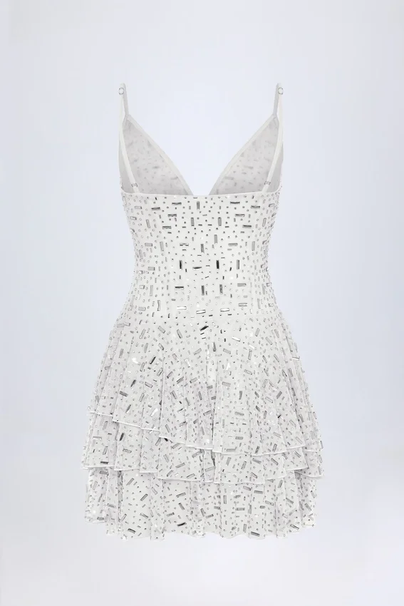 Vestido corto con volantes y adornos Orren en blanco Vestido corto con volantes y adornos Orren en blanco