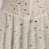 Vestido corto con volantes y adornos Orren en blanco Vestido corto con volantes y adornos Orren en blanco