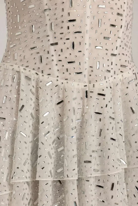 Vestido corto con volantes y adornos Orren en blanco Vestido corto con volantes y adornos Orren en blanco