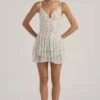 Vestido corto con volantes y adornos Orren en blanco Vestido corto con volantes y adornos Orren en blanco