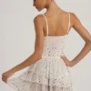 Vestido corto con volantes y adornos Orren en blanco Vestido corto con volantes y adornos Orren en blanco