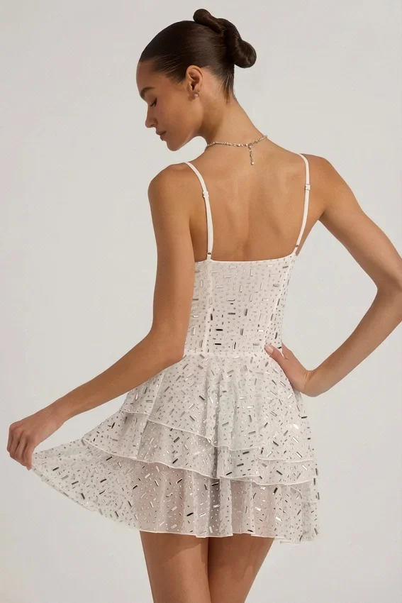 Vestido corto con volantes y adornos Orren en blanco Vestido corto con volantes y adornos Orren en blanco