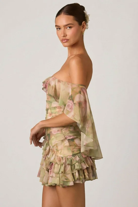 Vestido corto con volantes y hombros descubiertos Birdie con estampado floral multicolor Vestido corto con volantes y hombros descubiertos Birdie con estampado floral multicolor