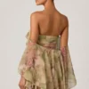 Vestido corto con volantes y hombros descubiertos Birdie con estampado floral multicolor Vestido corto con volantes y hombros descubiertos Birdie con estampado floral multicolor