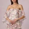 Vestido corto con volantes y hombros descubiertos de Birdie con estampado floral Primrose Vestido corto con volantes y hombros descubiertos de Birdie con estampado floral Primrose