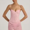 Vestido corto Connie semitransparente con adornos y drapeado en rosa Vestido corto Connie semitransparente con adornos y drapeado en rosa