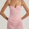 Vestido corto Connie semitransparente con adornos y drapeado en rosa Vestido corto Connie semitransparente con adornos y drapeado en rosa