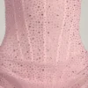Vestido corto Connie semitransparente con adornos y drapeado en rosa Vestido corto Connie semitransparente con adornos y drapeado en rosa