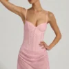 Vestido corto Connie semitransparente con adornos y drapeado en rosa Vestido corto Connie semitransparente con adornos y drapeado en rosa