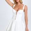 Vestido corto corsé con cordones y pliegues Analise en blanco