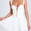 Vestido corto corsé con cordones y pliegues Analise en blanco