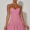 Vestido corto corsé con corte en el bajo y volantes Lavinia en rosa empolvado Vestido corto corsé con corte en el bajo y volantes Lavinia en rosa empolvado