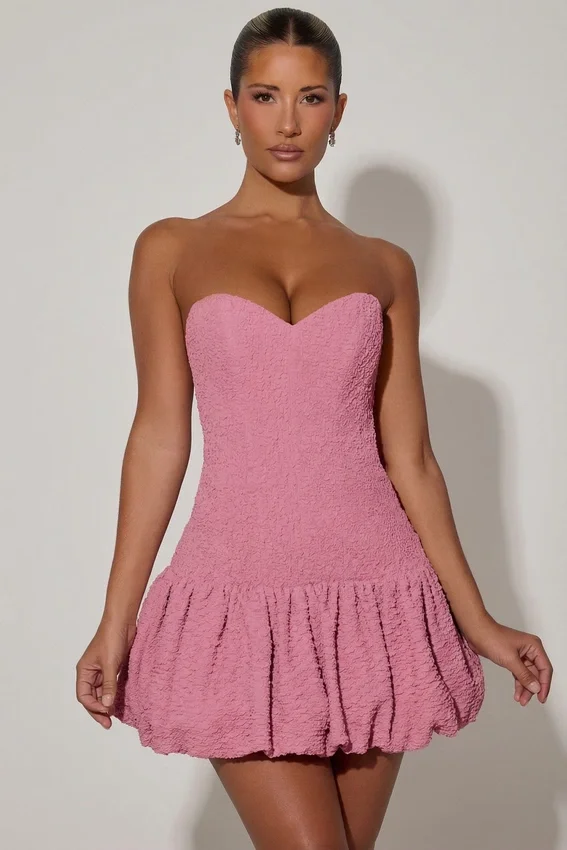 Vestido corto corsé con corte en el bajo y volantes Lavinia en rosa empolvado Vestido corto corsé con corte en el bajo y volantes Lavinia en rosa empolvado