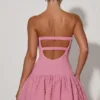 Vestido corto corsé con corte en el bajo y volantes Lavinia en rosa empolvado Vestido corto corsé con corte en el bajo y volantes Lavinia en rosa empolvado