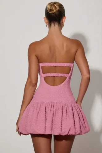 Vestido corto corsé con corte en el bajo y volantes Lavinia en rosa empolvado
