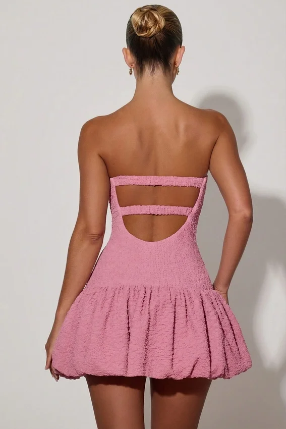 Vestido corto corsé con corte en el bajo y volantes Lavinia en rosa empolvado Vestido corto corsé con corte en el bajo y volantes Lavinia en rosa empolvado