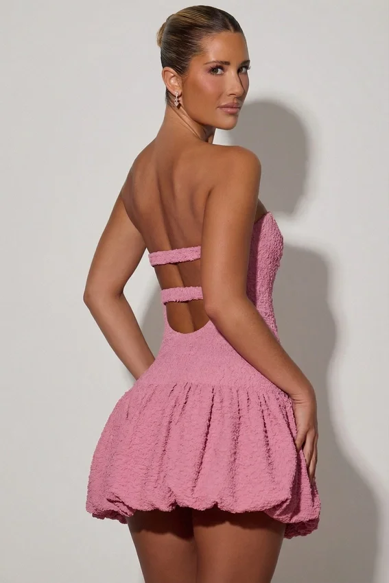 Vestido corto corsé con corte en el bajo y volantes Lavinia en rosa empolvado Vestido corto corsé con corte en el bajo y volantes Lavinia en rosa empolvado