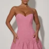Vestido corto corsé con corte en el bajo y volantes Lavinia en rosa empolvado Vestido corto corsé con corte en el bajo y volantes Lavinia en rosa empolvado