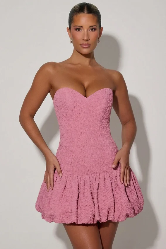 Vestido corto corsé con corte en el bajo y volantes Lavinia en rosa empolvado Vestido corto corsé con corte en el bajo y volantes Lavinia en rosa empolvado