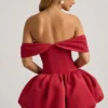 Vestido corto corsé con hombros descubiertos y volantes en el bajo de Jessamy en rojo intenso Vestido corto corsé con hombros descubiertos y volantes en el bajo de Jessamy en rojo intenso