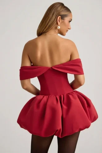Vestido corto corsé con hombros descubiertos y volantes en el bajo de Jessamy en rojo intenso