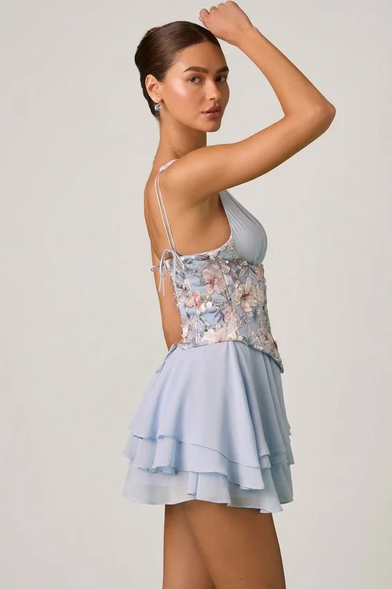 Vestido corto corsé con volantes y adornos Sakura en azul floral Vestido corto corsé con volantes y adornos Sakura en azul floral