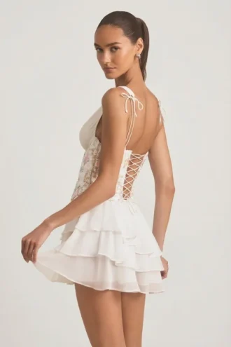 Vestido corto corsé con volantes y adornos Sakura en marfil
