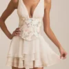 Vestido corto corsé con volantes y adornos Sakura en marfil