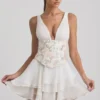 Vestido corto corsé con volantes y adornos Sakura en marfil