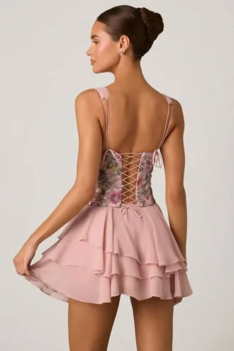 Vestido corto corsé con volantes y adornos Sakura en rosa floral