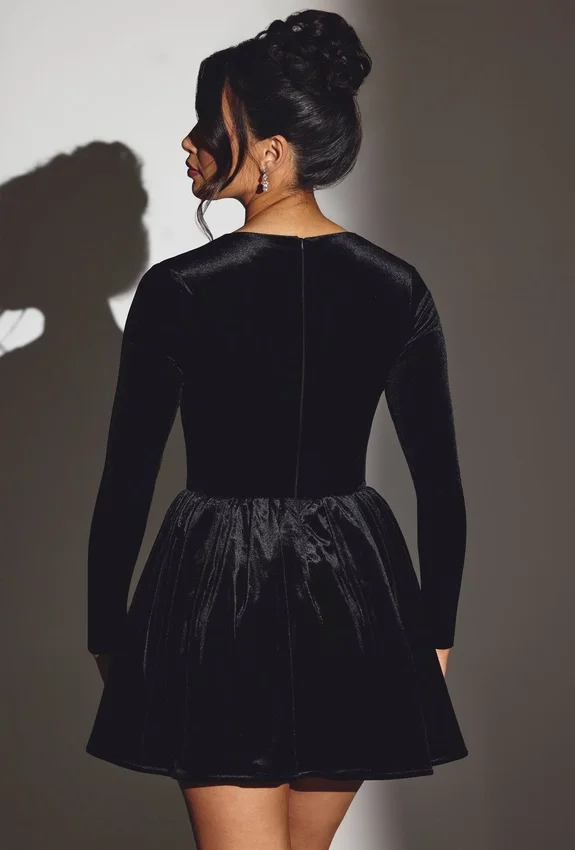Vestido corto corsé de manga larga de terciopelo Tera en negro azabache Vestido corto corsé de manga larga de terciopelo Tera en negro azabache