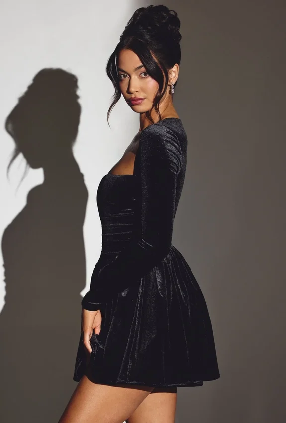 Vestido corto corsé de manga larga de terciopelo Tera en negro azabache Vestido corto corsé de manga larga de terciopelo Tera en negro azabache