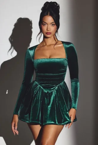 Vestido corto corsé de manga larga Tera en terciopelo verde esmeralda