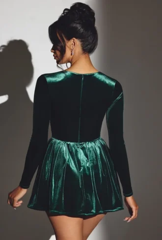 Vestido corto corsé de manga larga Tera en terciopelo verde esmeralda