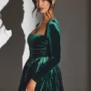 Vestido corto corsé de manga larga Tera en terciopelo verde esmeralda