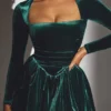 Vestido corto corsé de manga larga Tera en terciopelo verde esmeralda