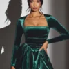 Vestido corto corsé de manga larga Tera en terciopelo verde esmeralda