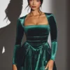 Vestido corto corsé de manga larga Tera en terciopelo verde esmeralda