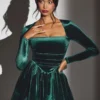 Vestido corto corsé de manga larga Tera en terciopelo verde esmeralda