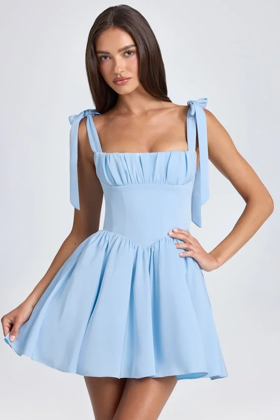 Vestido corto corsé drapeado Bellamy en azul polvo Vestido corto corsé drapeado Bellamy en azul polvo