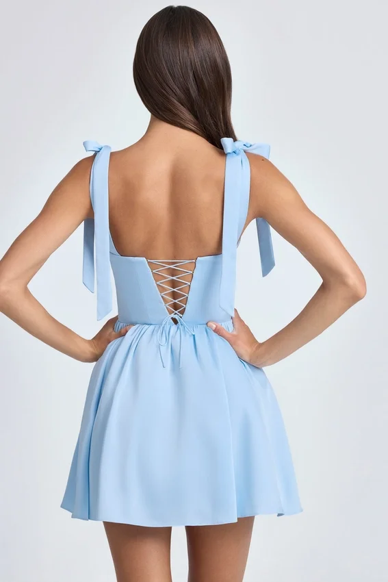 Vestido corto corsé drapeado Bellamy en azul polvo Vestido corto corsé drapeado Bellamy en azul polvo