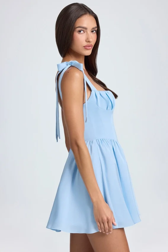 Vestido corto corsé drapeado Bellamy en azul polvo Vestido corto corsé drapeado Bellamy en azul polvo