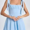 Vestido corto corsé drapeado Bellamy en azul polvo Vestido corto corsé drapeado Bellamy en azul polvo