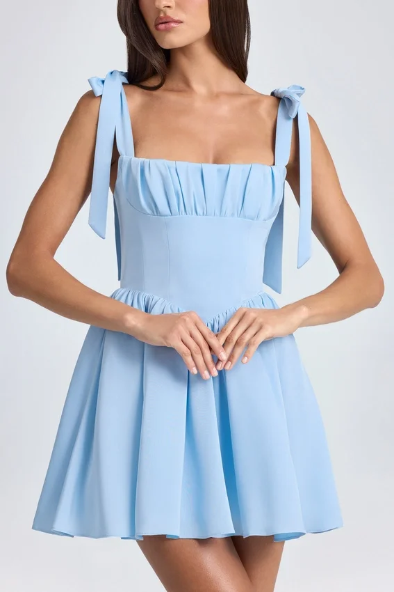 Vestido corto corsé drapeado Bellamy en azul polvo Vestido corto corsé drapeado Bellamy en azul polvo