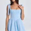 Vestido corto corsé drapeado Bellamy en azul polvo Vestido corto corsé drapeado Bellamy en azul polvo